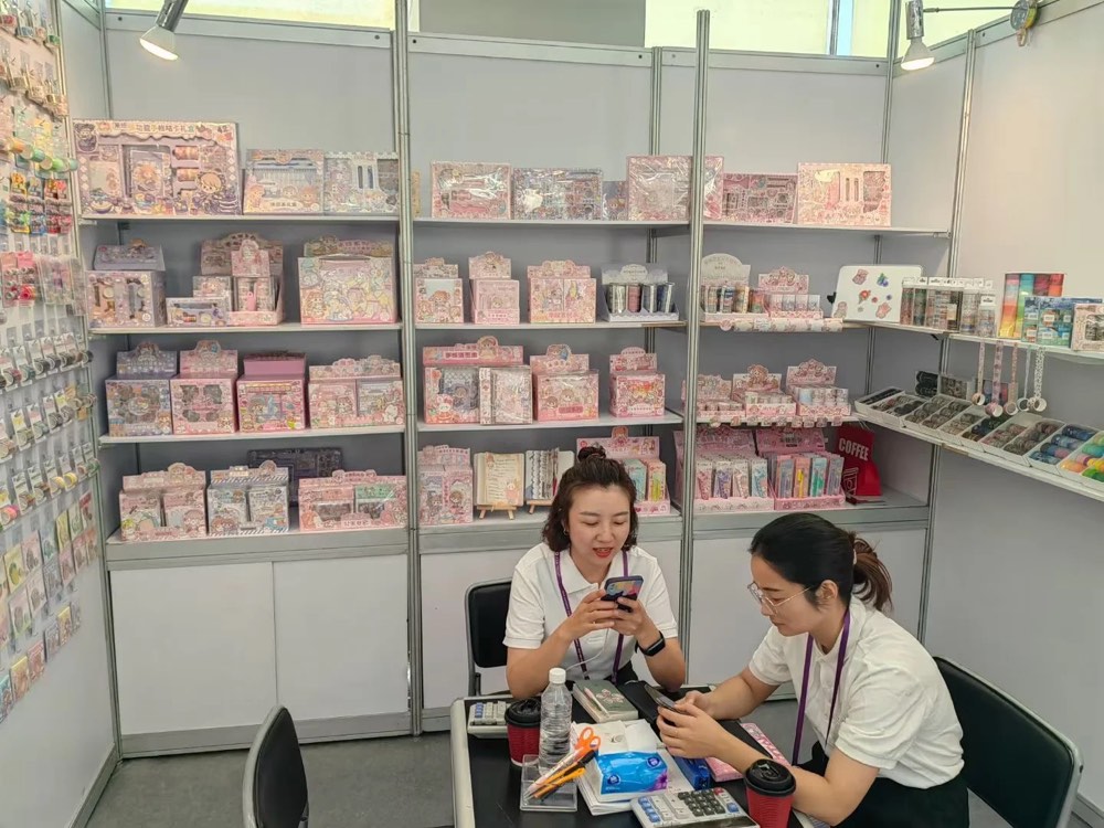 多彩な文具・雑貨製品を紹介するEDAの展示会ブース
