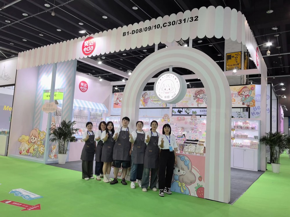 EDAの展示会ブース前に立つ出展スタッフ