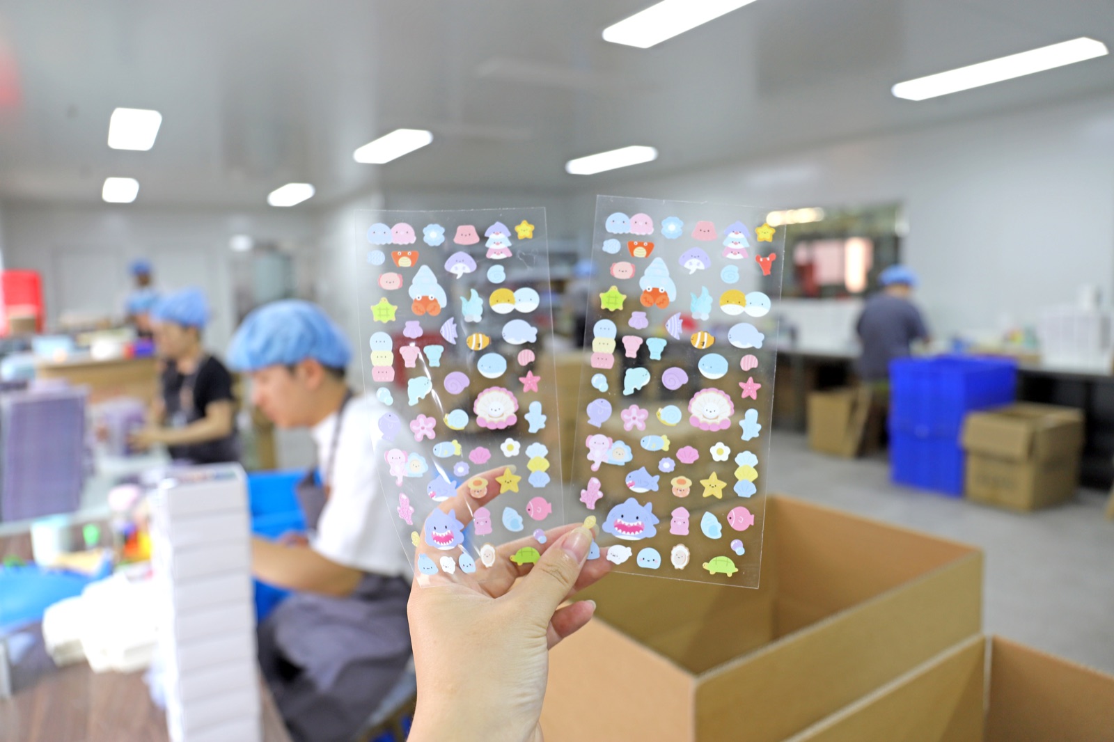 完成したシールを確認する品質検査工程